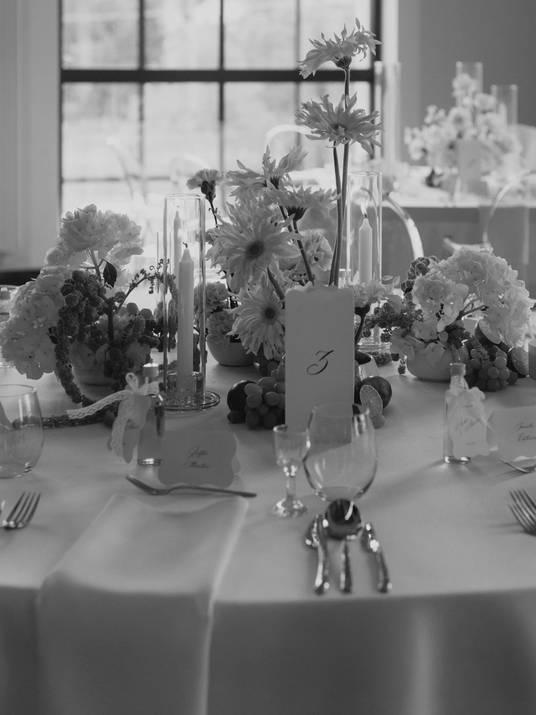 Bukiet i dekoracje stołu – widok z góry