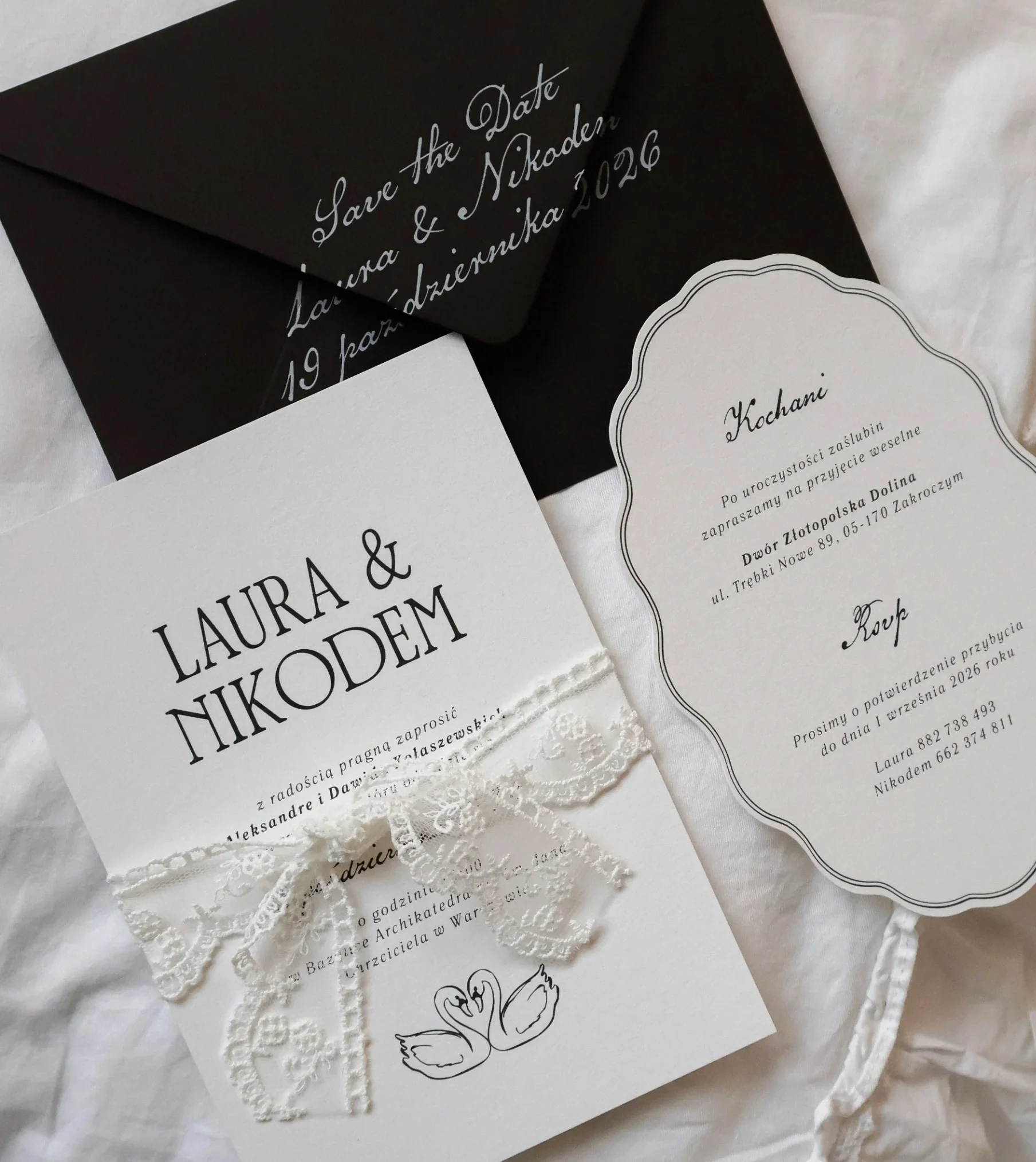 Zaproszenia i papeteria ślubna – ułożone na stole